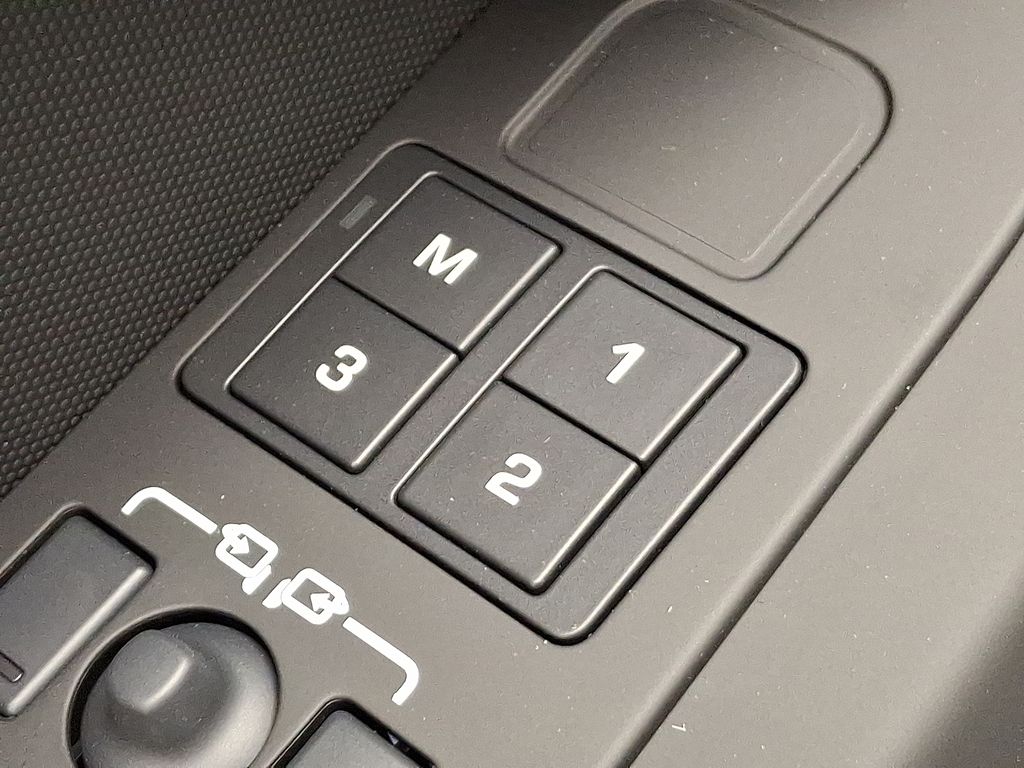 2025 Land Rover Defender 130 17
