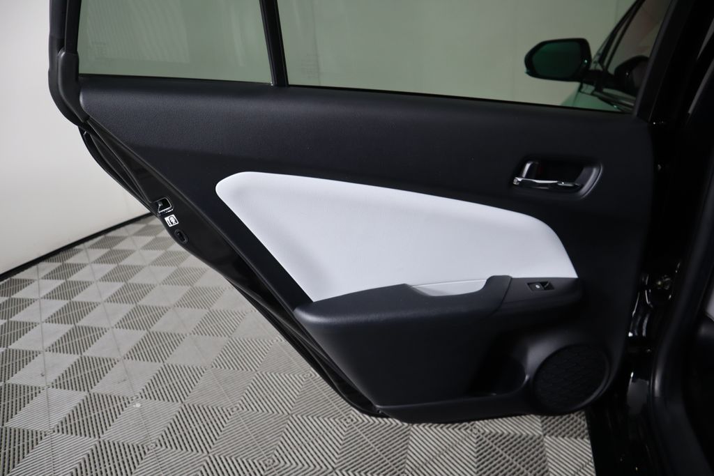 2016 Toyota Prius Four 26