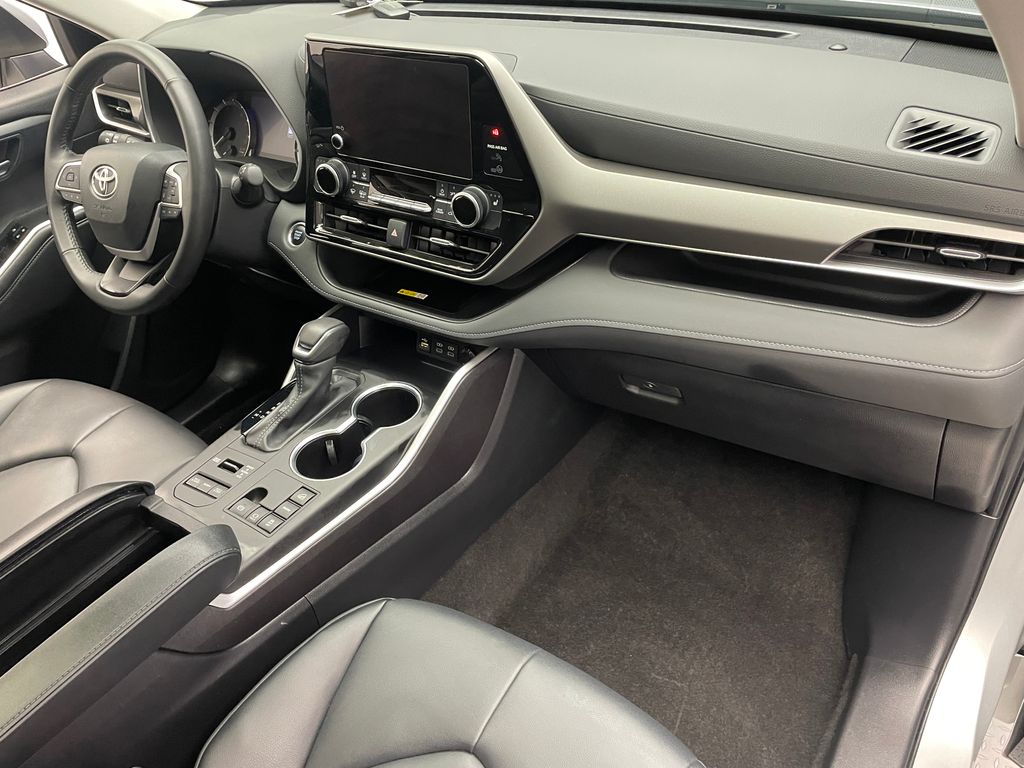 2024 Toyota Highlander XLE 16