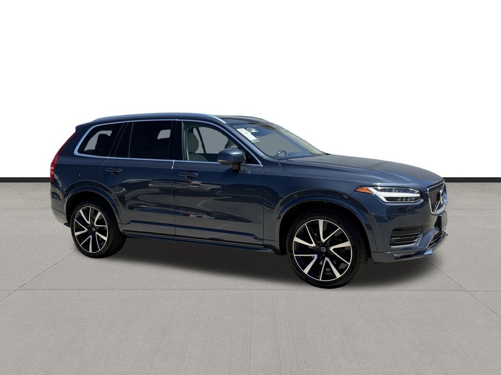 2022 Volvo XC90 T6 Momentum - 2