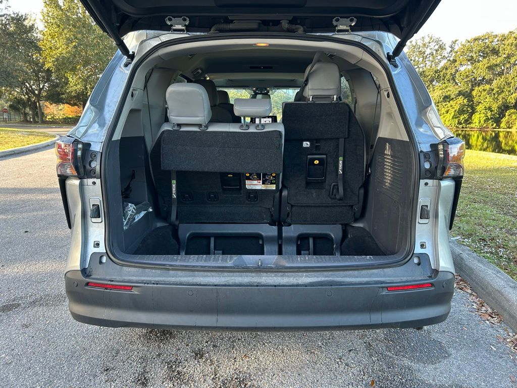 Thumbnail: 2024 Toyota Sienna - 10