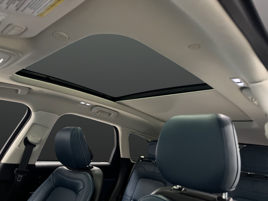 Used 2021 Pristine White Lincoln Grand Touring image 7