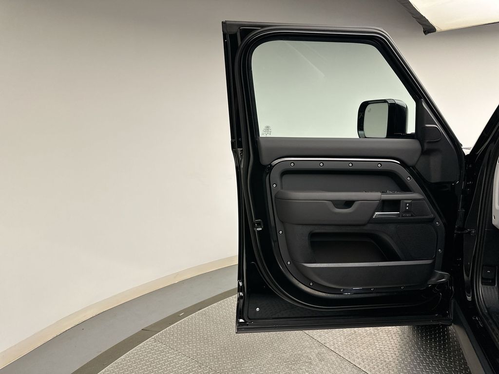 2025 Land Rover Defender 110 9