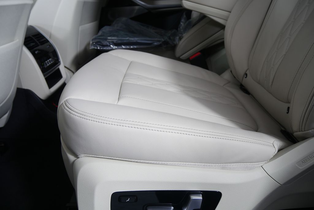 Thumbnail: 2026 BMW X7 - 15