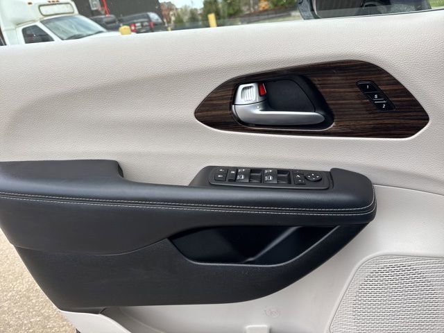 2023 Chrysler Pacifica Limited photo