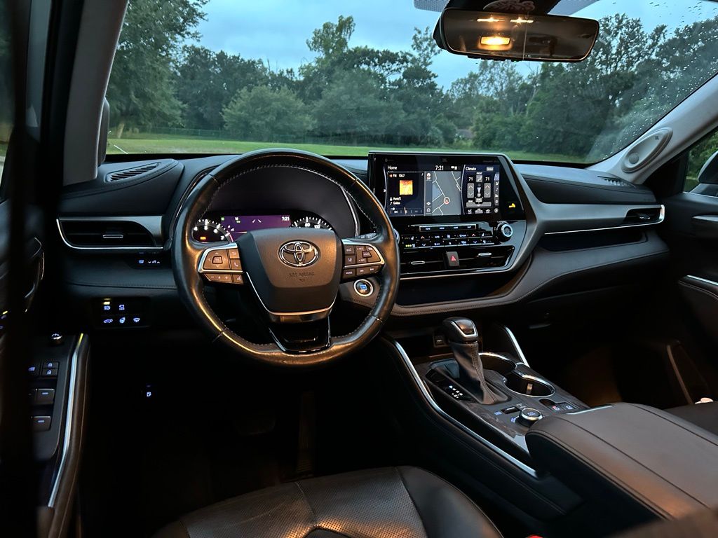Thumbnail: 2021 Toyota Highlander - 11