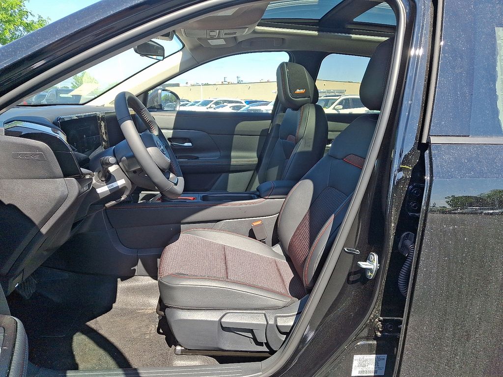 2025 Nissan Kicks SR 5