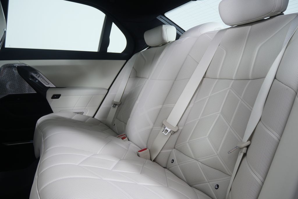 Thumbnail: 2026 BMW 7 Series - 16