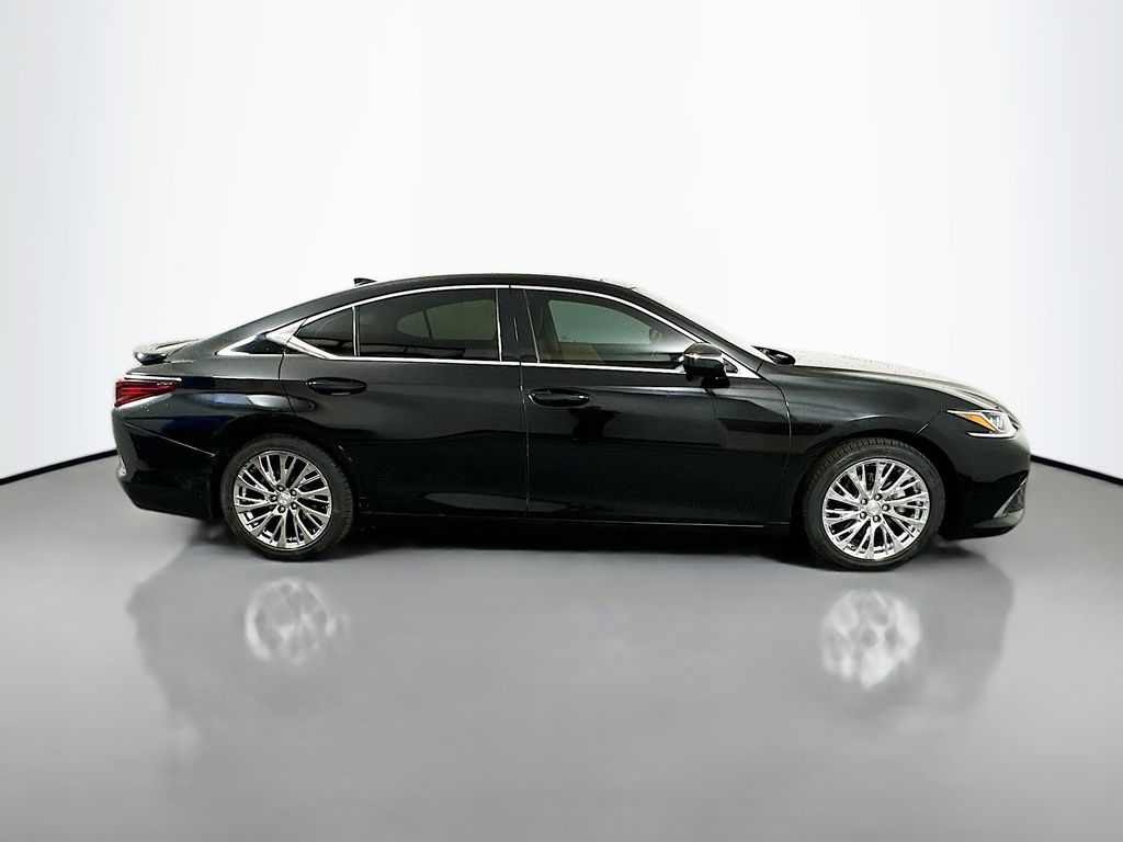 Thumbnail: 2022 Lexus ES - 4