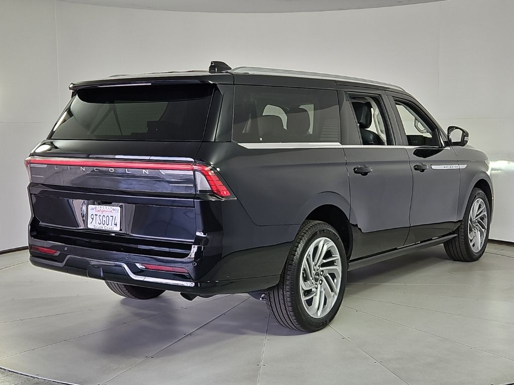 Thumbnail: 2025 Lincoln Navigator L - 7