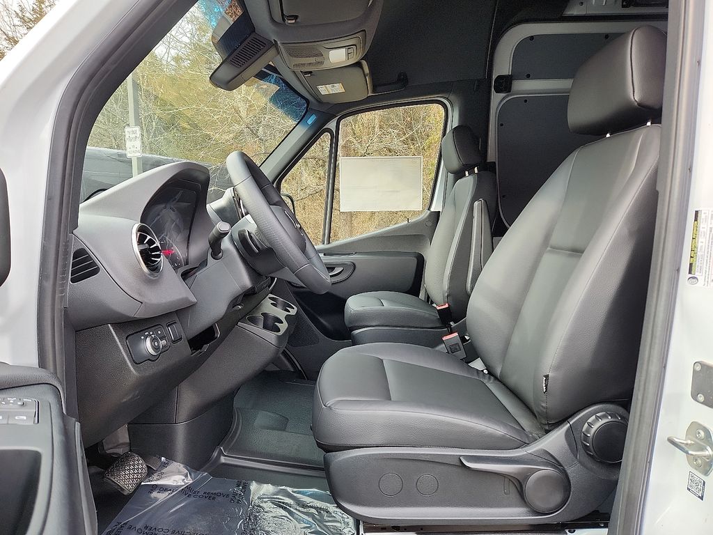 Thumbnail: 2025 Mercedes-Benz Sprinter - 9