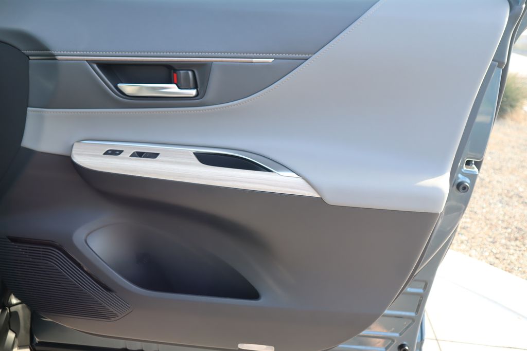 Thumbnail: 2024 Toyota Venza - 24