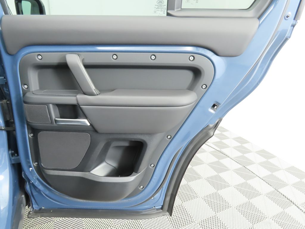2025 Land Rover Defender 110 27