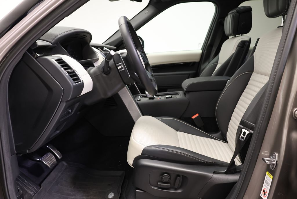 Thumbnail: 2023 Land Rover Discovery - 31