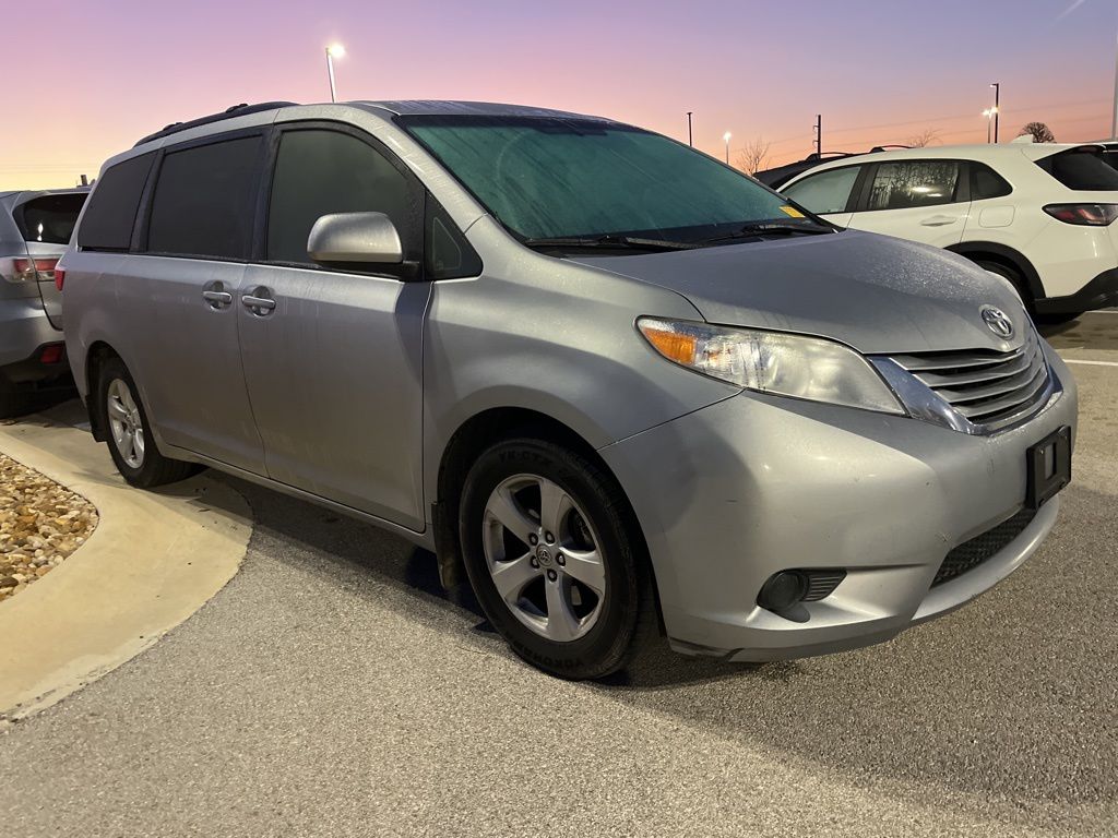 Thumbnail: 2017 Toyota Sienna - 2