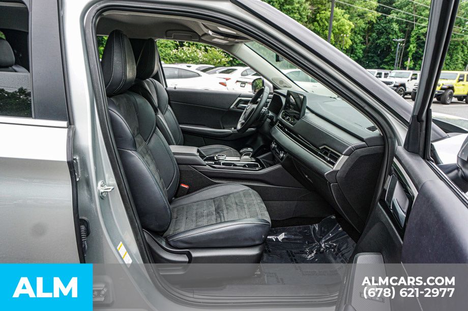 Used 2025 Silver Mitsubishi SE image 25