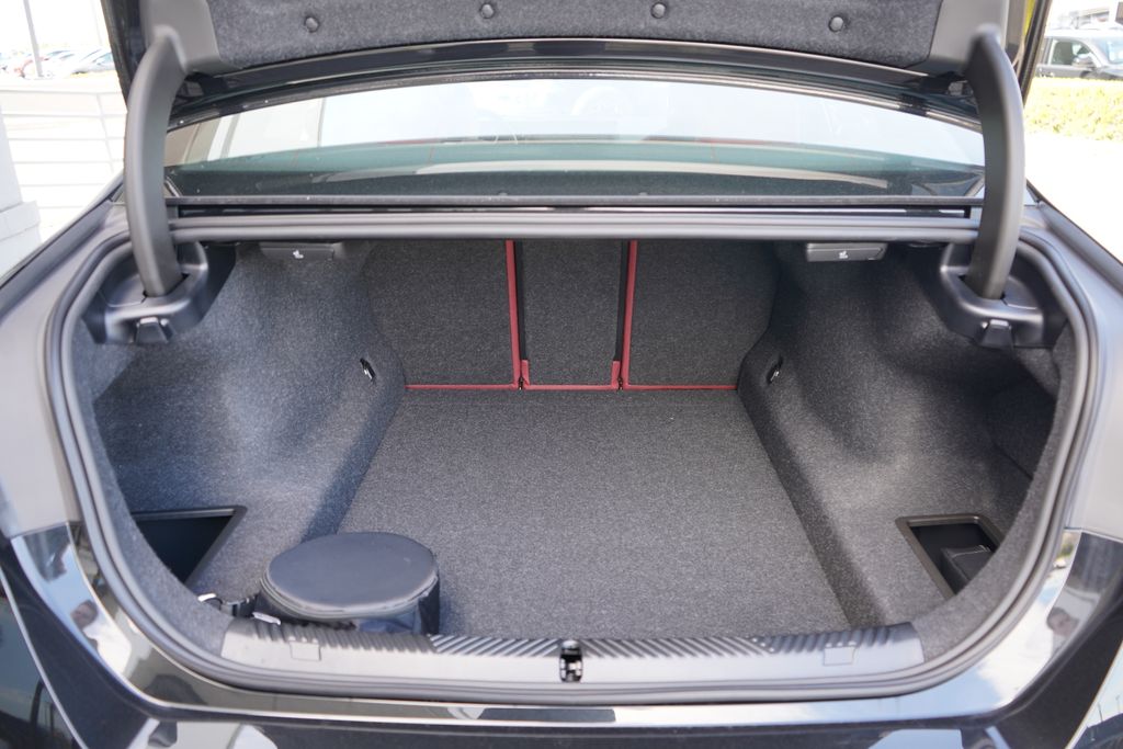 Thumbnail: 2026 BMW 5 Series - 21