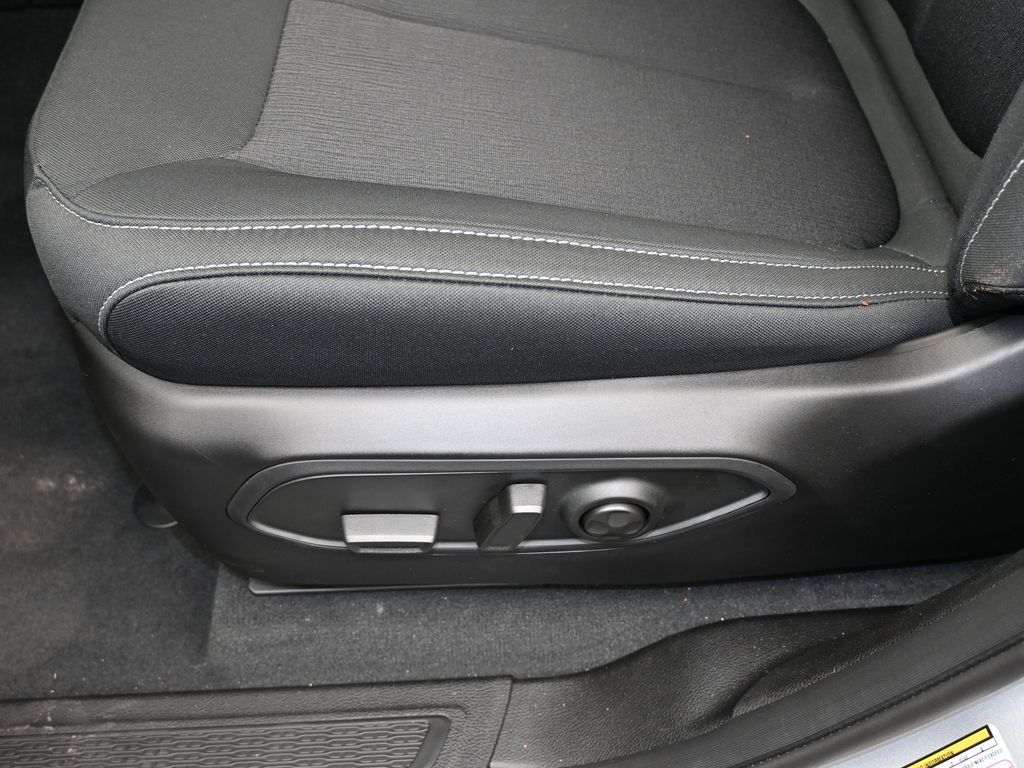 Used 2024 Silver Zynith Jeep Laredo image 16