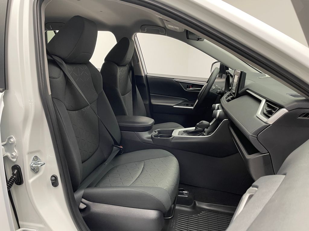 2021 Toyota RAV4 XLE 18