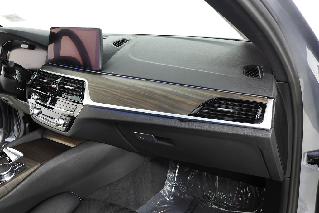 Thumbnail: 2023 BMW 5 Series - 14