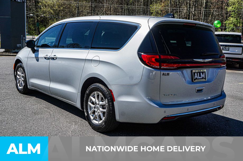 Used 2024 Silver Chrysler Touring L image 5