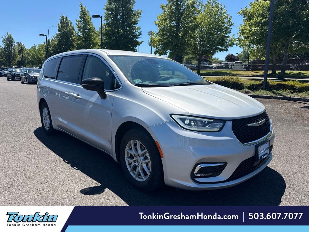 Silver Mist Clearcoat 2024 Chrysler Pacifica Minivan Front-Wheel Drive 9-Speed Automatic