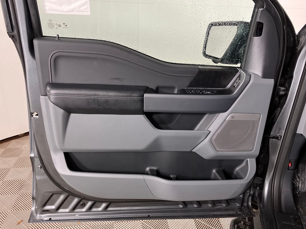 2025 Ford F-150 Lightning photo 17