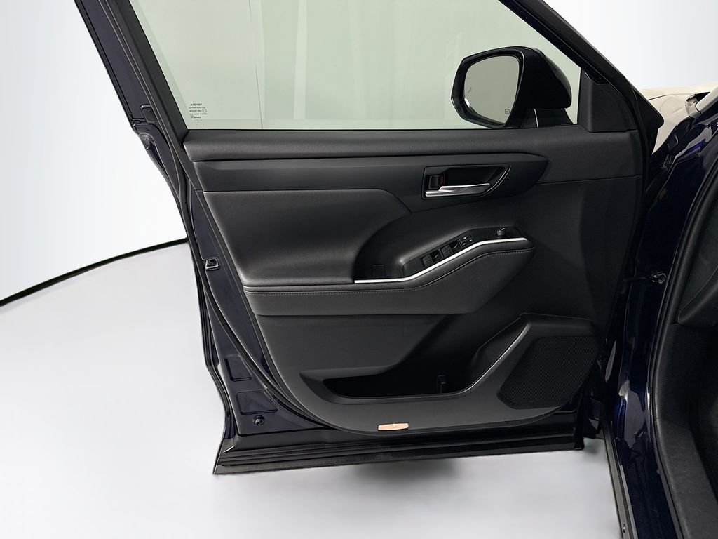 Thumbnail: 2023 Toyota Highlander - 24