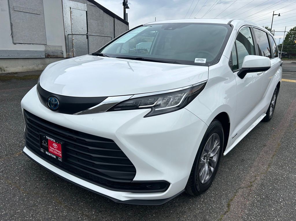 Super White 2021 Toyota Sienna LE 8-Passenger FWD Minivan Front-Wheel Drive Continuously Variable Transmission
