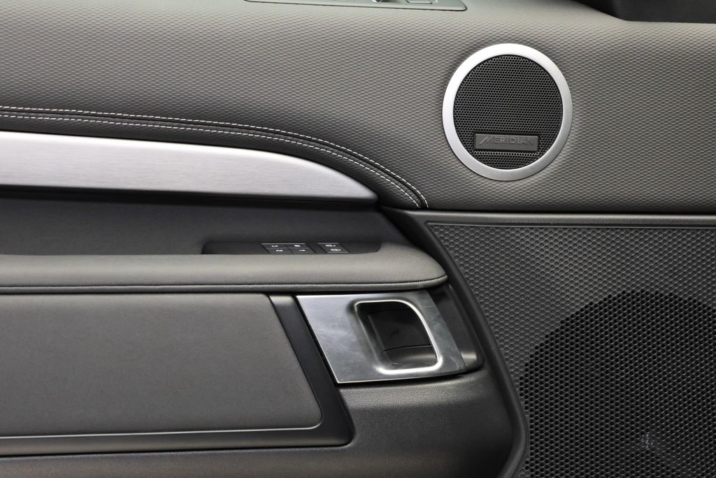 Thumbnail: 2025 Land Rover Discovery - 27