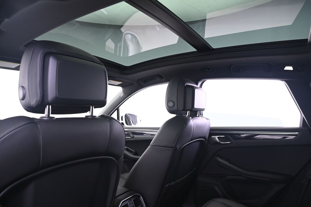 Thumbnail: 2026 Porsche Macan - 25