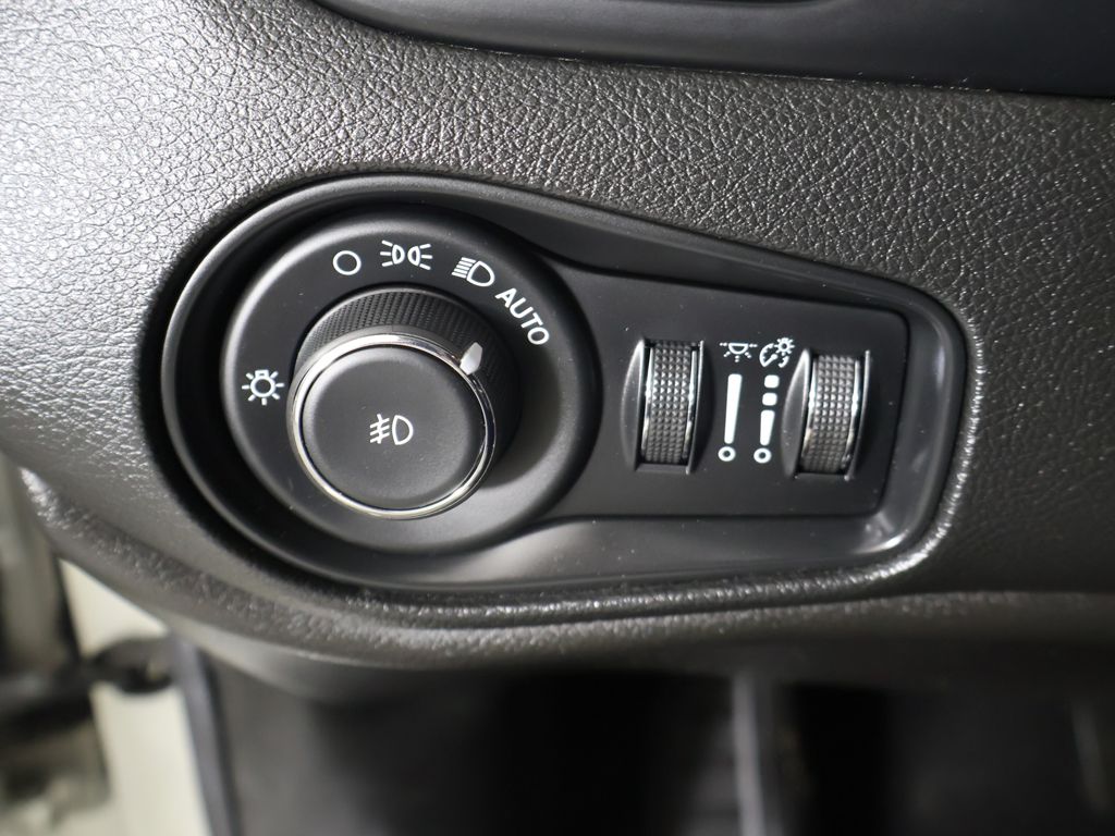 Used 2018 White Jeep Latitude image 31