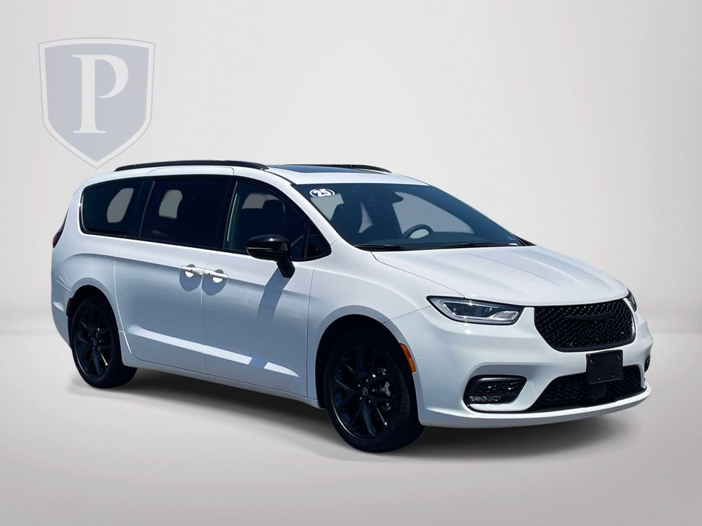 2025 Chrysler Pacifica Limited's photo