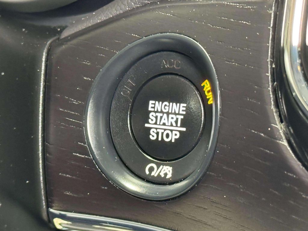 Used 2020 Ivory 3-Coat Jeep Summit image 12