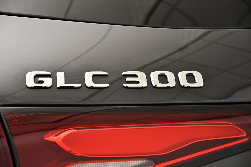 2025 Mercedes-Benz GLC 300 9