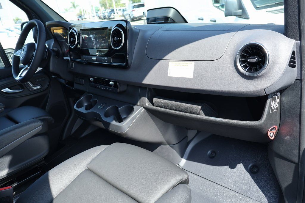 Thumbnail: 2025 Mercedes-Benz Sprinter - 6