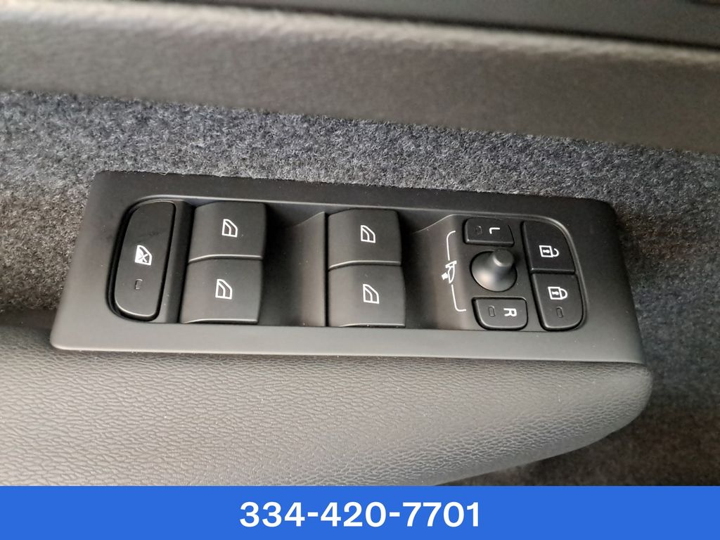 new 2025 Volvo XC40 car, priced at $37,599