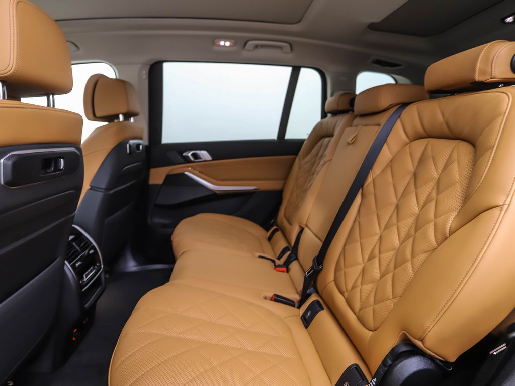 Thumbnail: 2026 BMW X7 - 21
