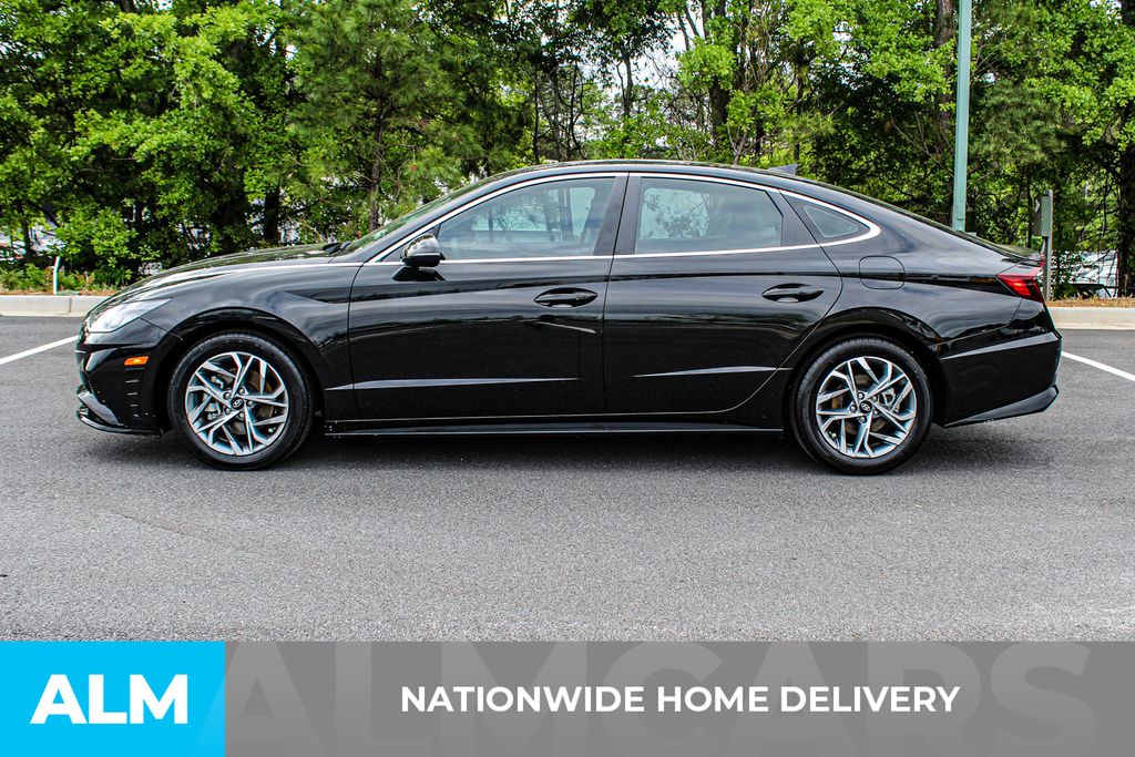 Used 2023 Black Hyundai SEL image 5