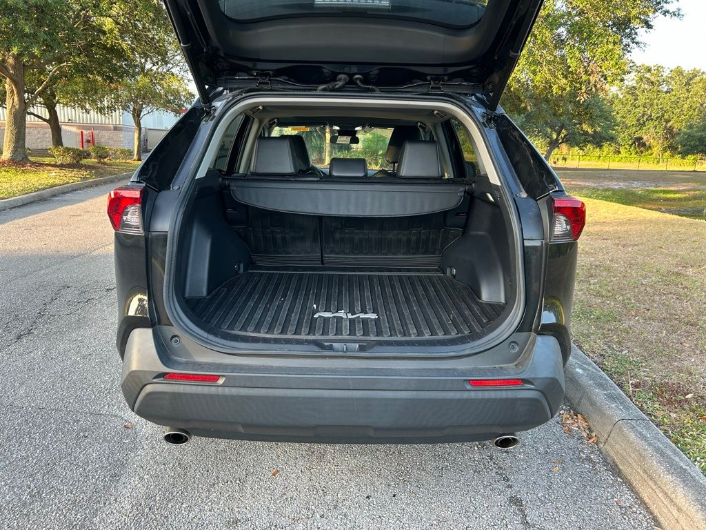 2022 Toyota RAV4 XLE Premium 10
