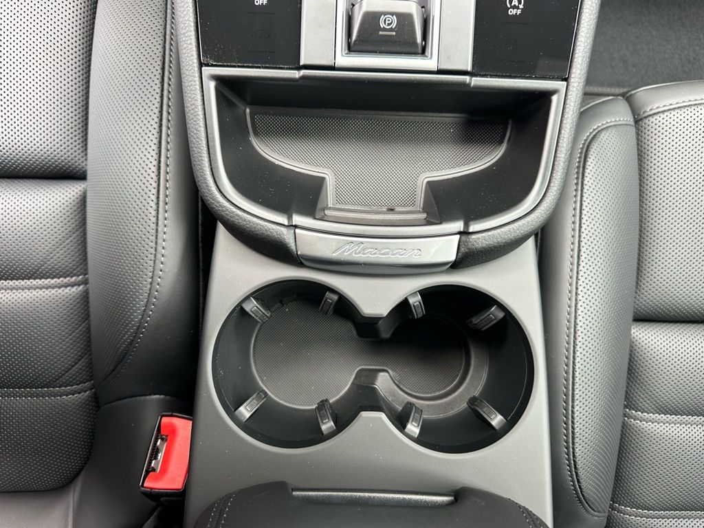 Thumbnail: 2026 Porsche Macan - 27