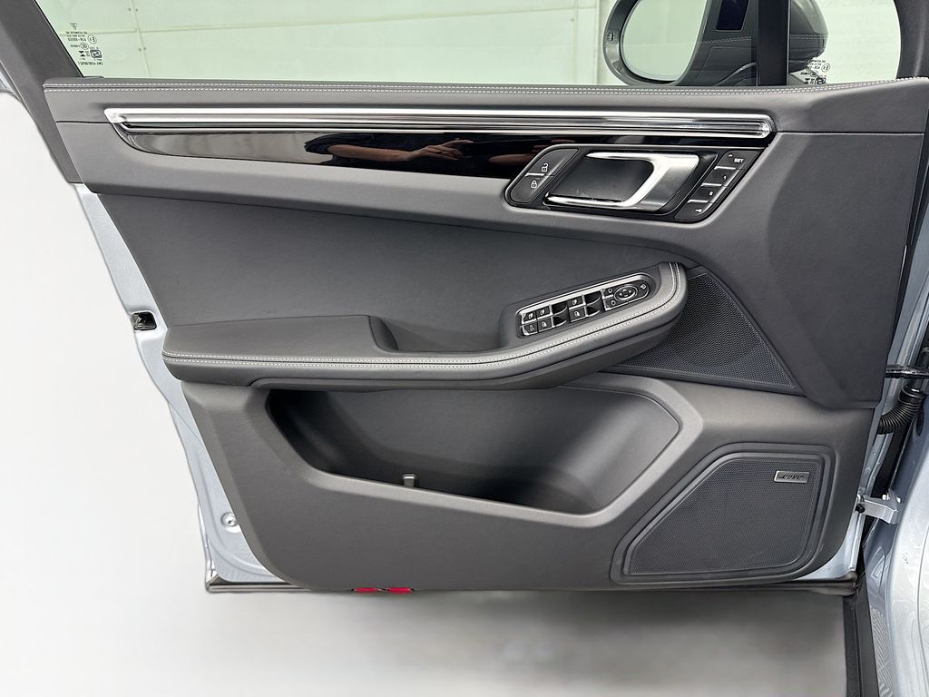 Thumbnail: 2026 Porsche Macan - 25