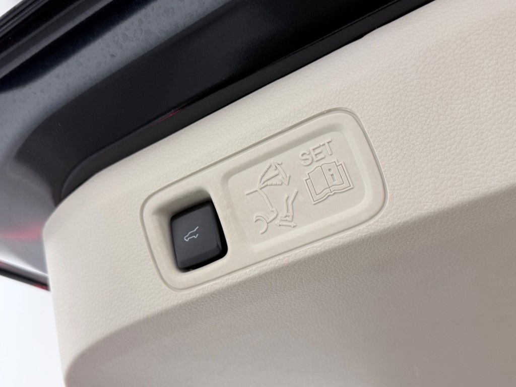 Thumbnail: 2021 Lincoln Navigator - 30