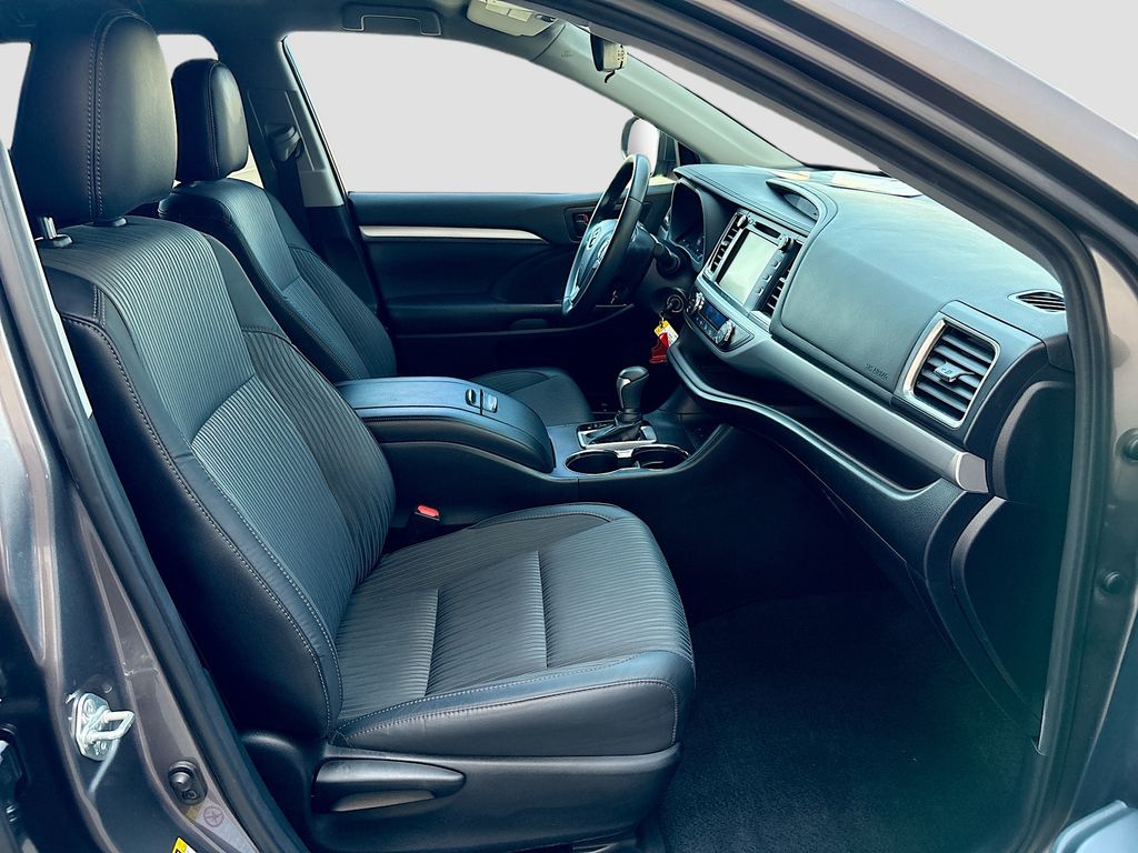 Thumbnail: 2019 Toyota Highlander - 19