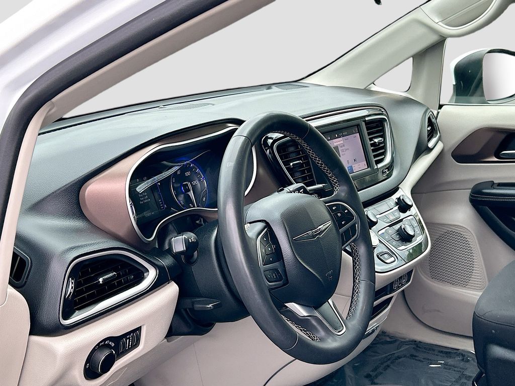 Thumbnail: 2022 Chrysler Voyager - 9