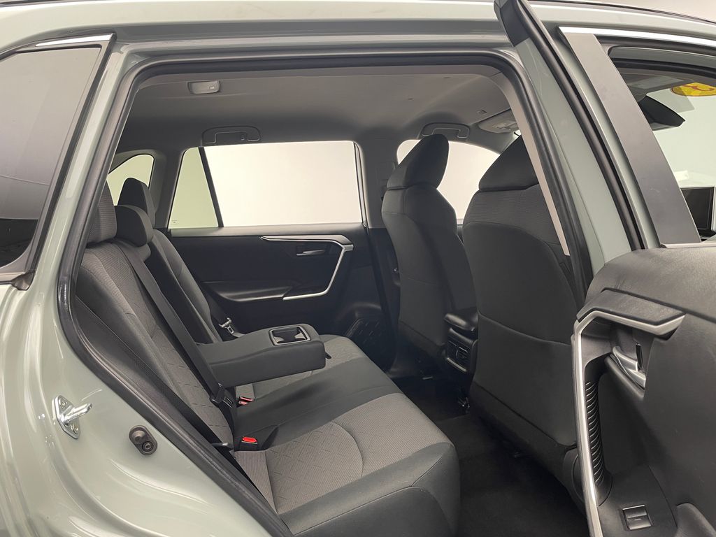 2023 Toyota RAV4 XLE 23