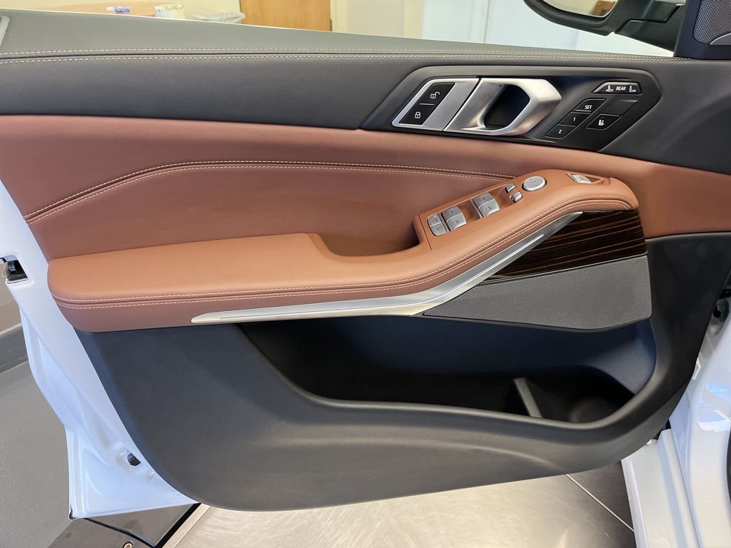 Thumbnail: 2025 BMW X7 - 11