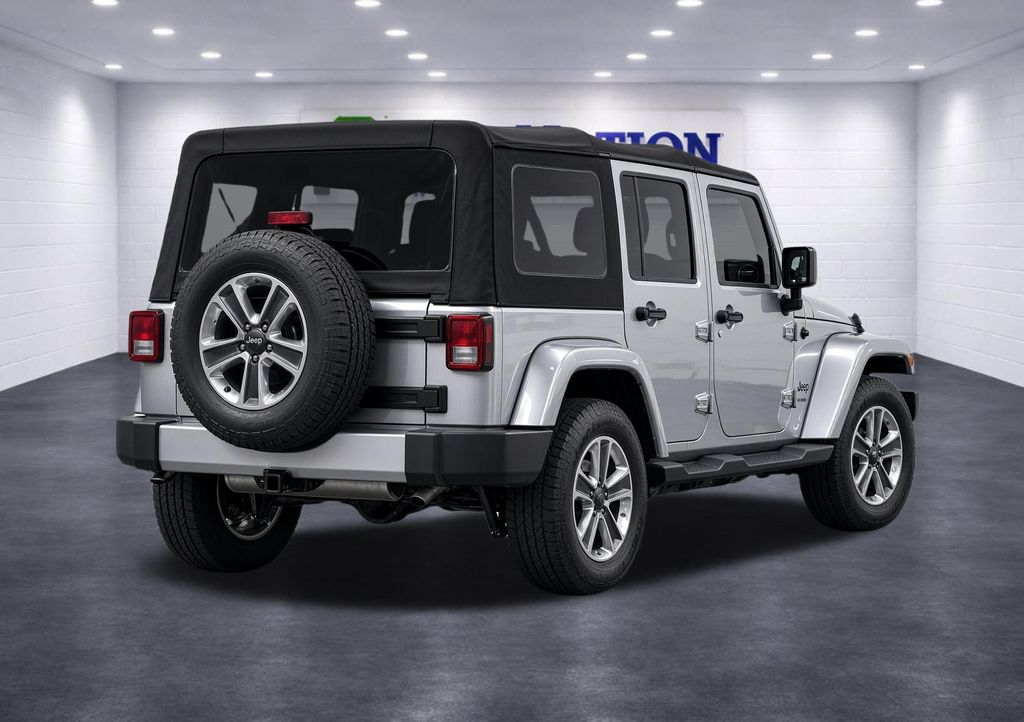 2015 Jeep Wrangler Unlimited Sahara - Image 4