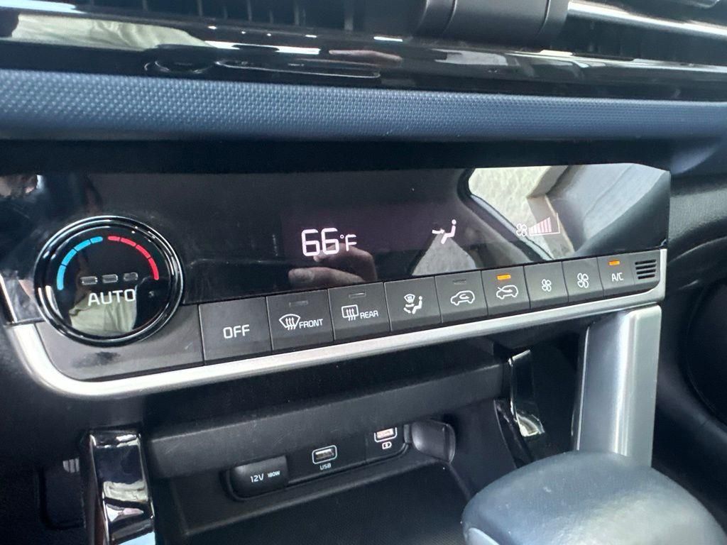 Used 2023 White Kia S image 20