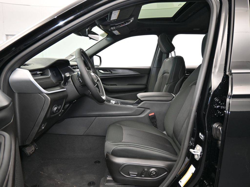 New 2026 Diamond Black Crystal Pearlcoat Jeep Laredo image 12